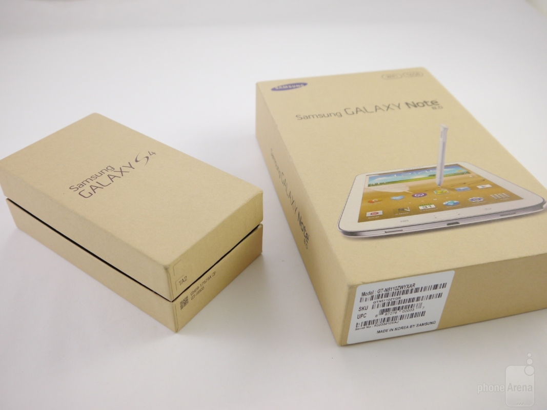 the-retail-boxes-of-the-galaxy-s4-and-galaxy-note-8_0