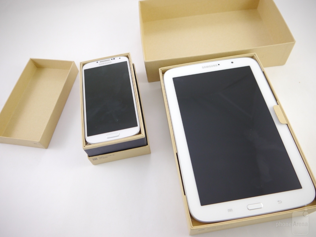 the-retail-boxes-of-the-galaxy-s4-and-galaxy-note-8_02