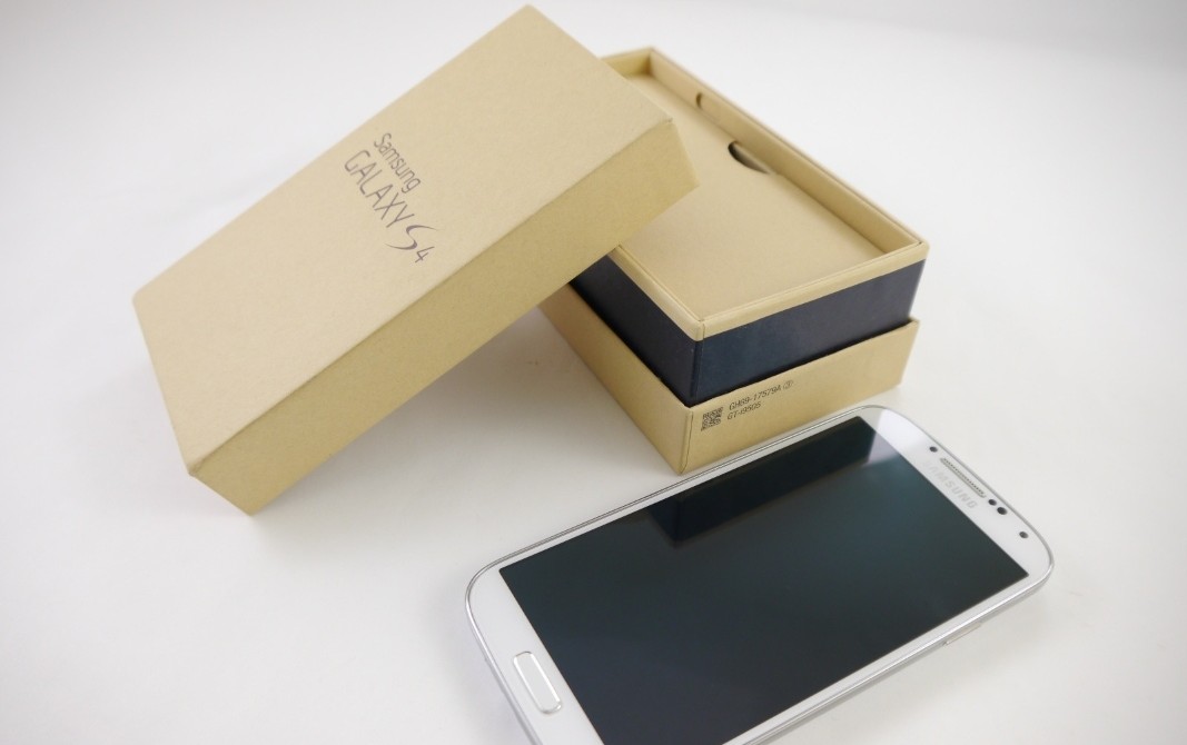 the-retail-boxes-of-the-galaxy-s4-and-galaxy-note-8_04
