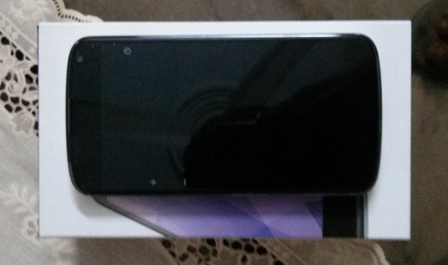 nexus-4-white-front