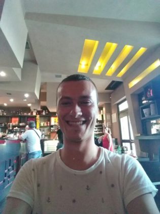 Foto frontale con poca luce