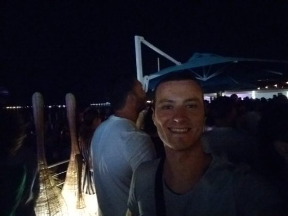 Foto frontale in notturna