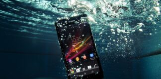 smartphone caduto in acqua