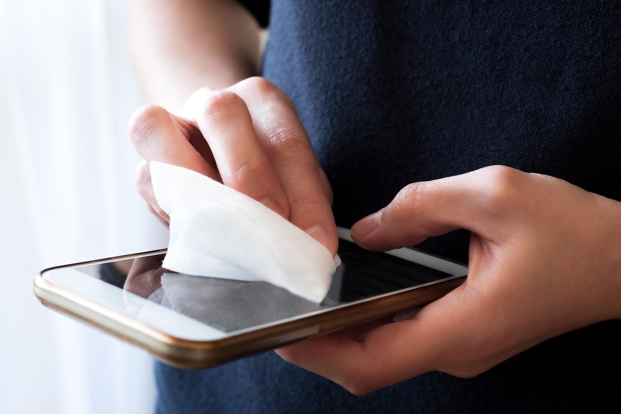 smartphone caduto in acqua pulizia